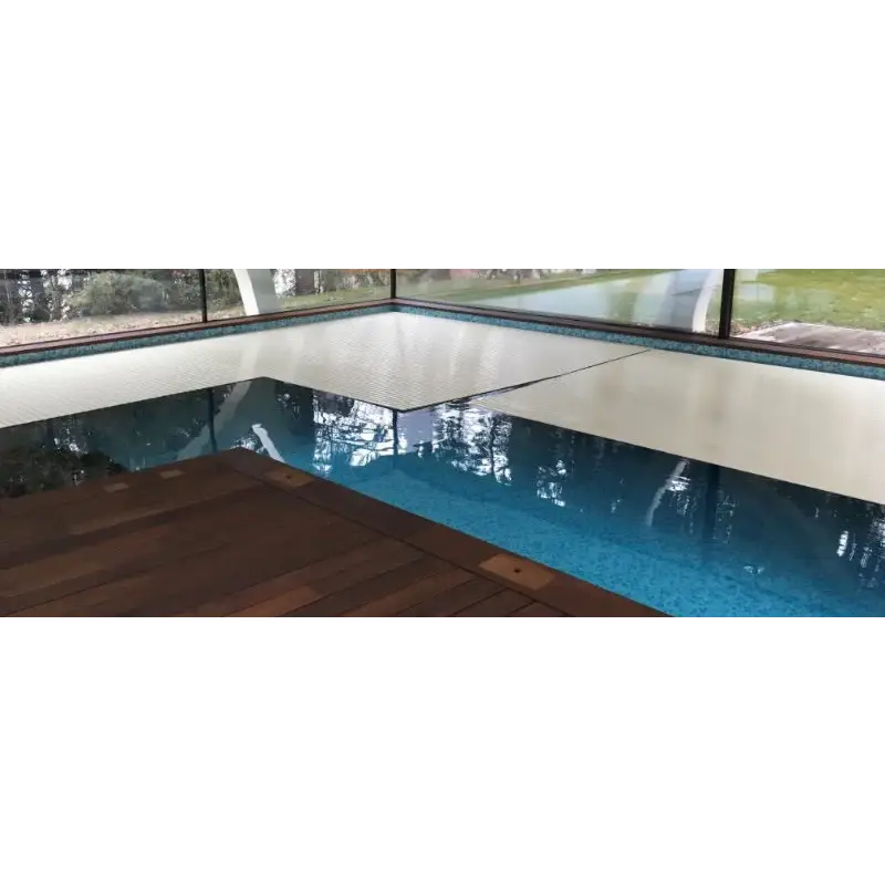 Vit pooltäcke AquaTop nersänkt 400 3m bredd med texturerad yta, blå kakelkanter och extern motor